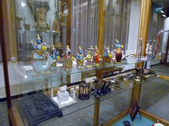 Voelkerkundliche Sammlungen in meterhohen Glasvitrinen
