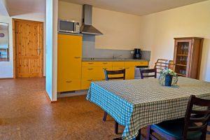 Küchenbereich mit Sitzgruppe - Ferienwohnung Flachsbleiche